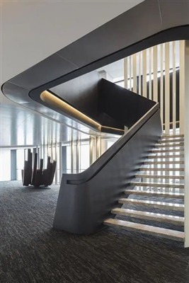 כיצד לעצב מדרגות אבן תלויות במדרגות