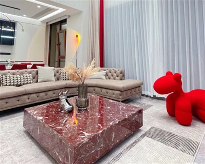 שיש אדום: מיזוג של מורשת תרבותית ועיצוב מודרני בחלל מסחרי